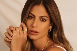 Mari Gonzalez biquíni Ex-BBB apareceu com o amado, o também ex-BBB Jonas Sulzbach. Mari Gonzalez posa na praia e detalhe no biquíni chama atenção; fotos