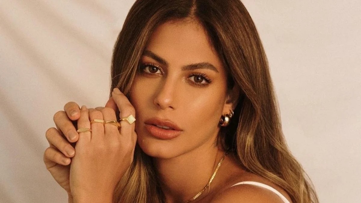 Mari Gonzalez biquíni Ex-BBB apareceu com o amado, o também ex-BBB Jonas Sulzbach. Mari Gonzalez posa na praia e detalhe no biquíni chama atenção; fotos