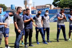 Elias (preto) durante apresentação ao elenco da Aparecidense