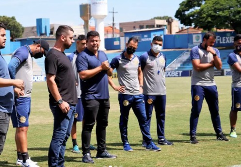 Elias (preto) durante apresentação ao elenco da Aparecidense
