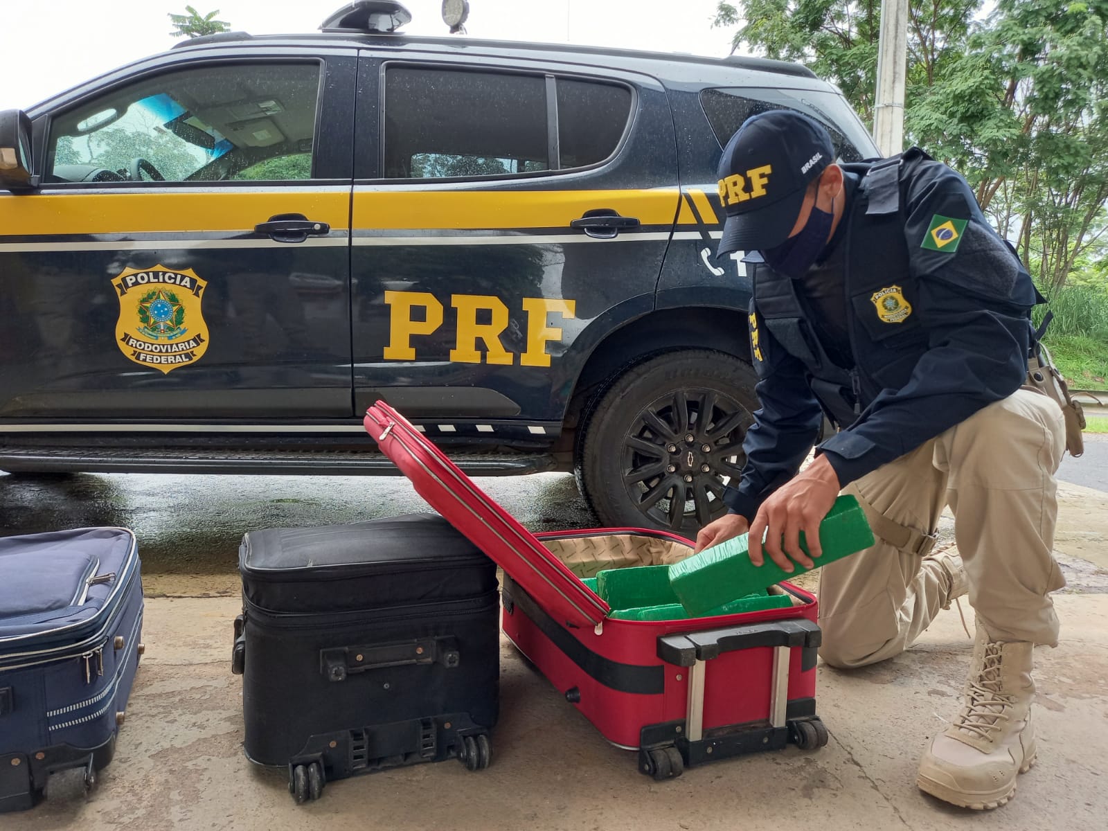 PRF prende três pessoas por tráfico de drogas na região metropolitana de Goiânia (Foto: PRF)