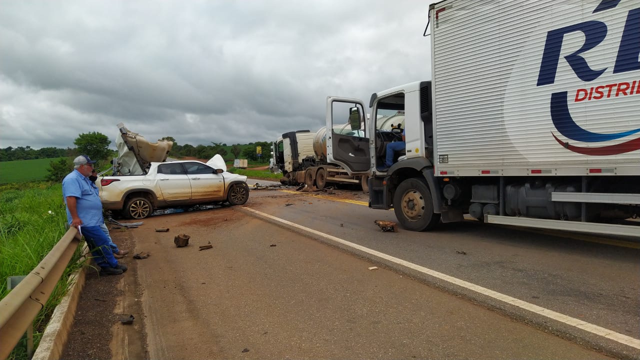 Acidente entre caminhão e picape deixa vítima fata na BR-060, perto de Cezarina (Foto: PRF)