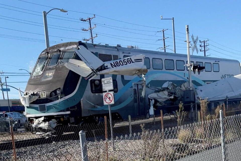 Avião pousa em trilho nos EUA e piloto é salvo segundos antes de choque com trem