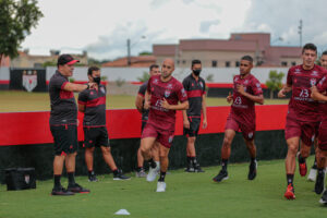 Dudu correndo com os companheiros