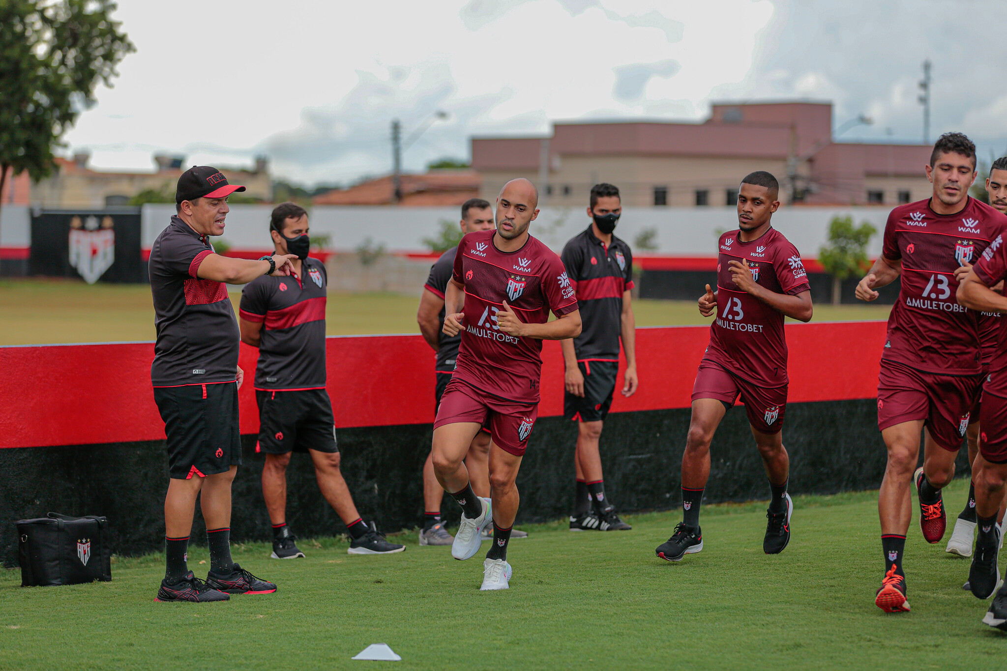 Dudu correndo com os companheiros