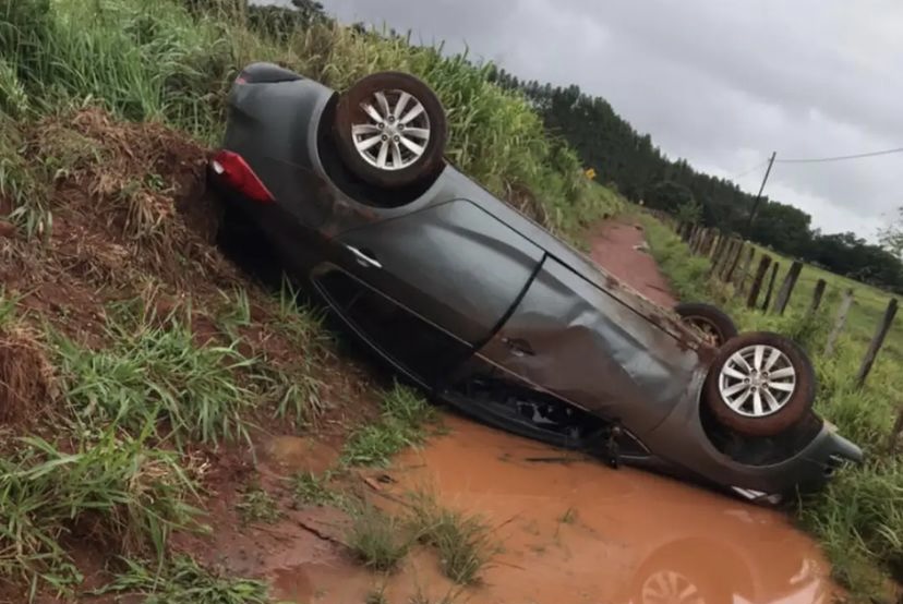 Veículo ficou com as rodas para cima em uma estrada de terra. (Foto: Portal Campo Limpo Agora)