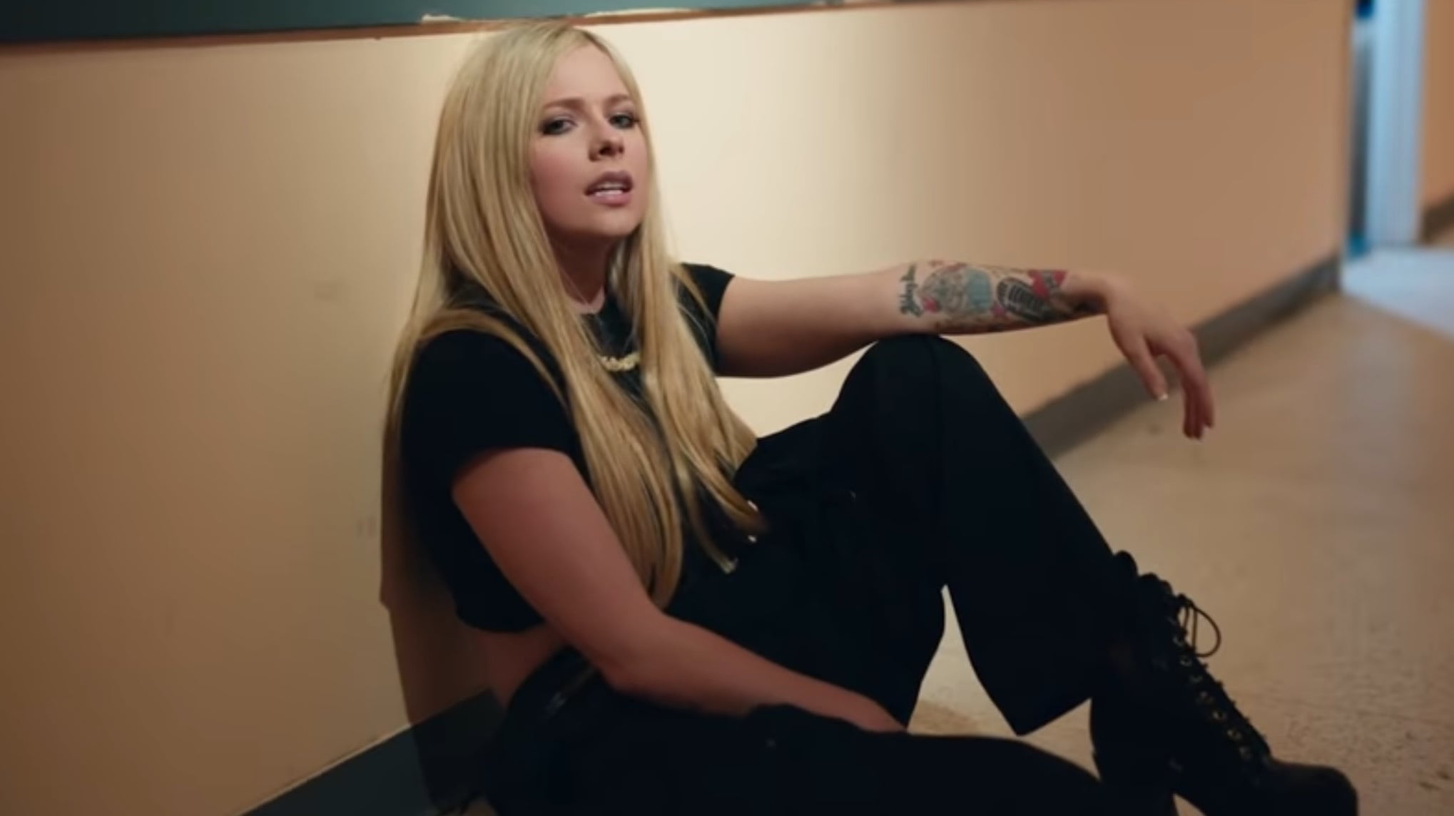Avril Lavigne anuncia música nova para sexta-feira (14), love it when you hate me