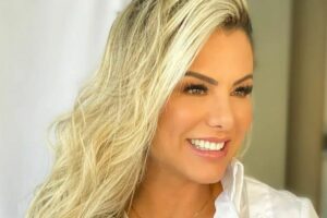 biquíni transparente Fazenda Talismã leonardo poliana rocha "Sorriso no rosto e gratidão no coração", escreveu a esposa de Leonardo. Poliana Rocha posa de biquíni transparente na Fazenda Talismã; foto Poliana Rocha biquíni Aos 45 anos, esposa do sertanejo Leonardo começou o ano esbanjando o físico. Poliana Rocha posta cliques de biquíni e ganha elogios na web