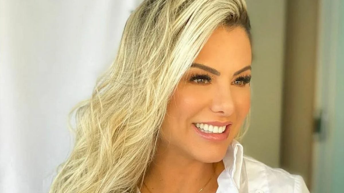 biquíni transparente Fazenda Talismã leonardo poliana rocha "Sorriso no rosto e gratidão no coração", escreveu a esposa de Leonardo. Poliana Rocha posa de biquíni transparente na Fazenda Talismã; foto Poliana Rocha biquíni Aos 45 anos, esposa do sertanejo Leonardo começou o ano esbanjando o físico. Poliana Rocha posta cliques de biquíni e ganha elogios na web