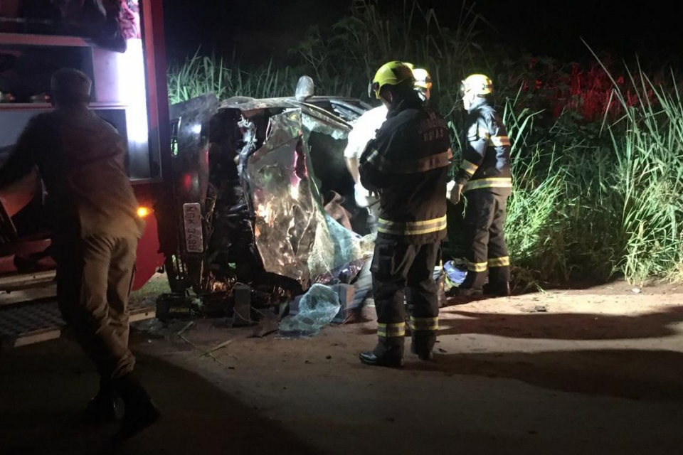Bombeiros usaram um desencarcerador para retirar a vítima que ficou presa entre as ferragens 