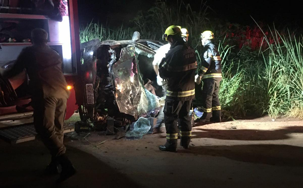Bombeiros usaram um desencarcerador para retirar a vítima que ficou presa entre as ferragens 