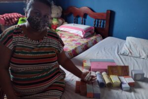 Catadora de Aparecida oferece troca de produtos de beleza por cuscuz e ovos para os filhos