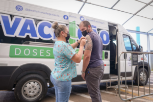 Van da vacina atende no terminal Bandeiras nesta terça-feira (18)