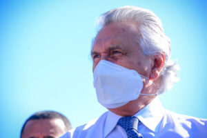 Novo teste indica que Ronaldo Caiado continua com Covid-19