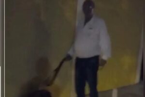 Homem foi flagrado batendo em cachorro com cinto e pontapés em filmagem, em Itaberaí (Imagem: Redes Sociais - Reprodução)