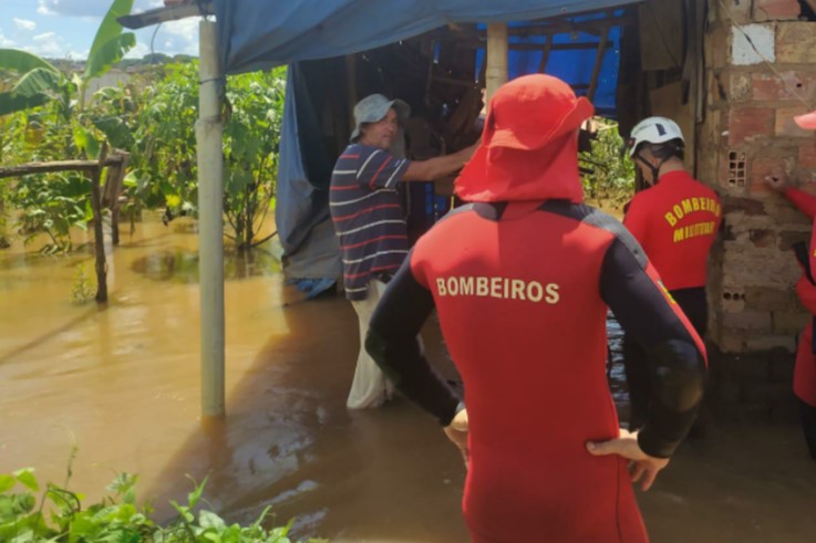 Cheia do rio Meia Ponte alaga casas do residencial Brisa da Mata, em Goiânia (Foto: Corpo de Bombeiros)