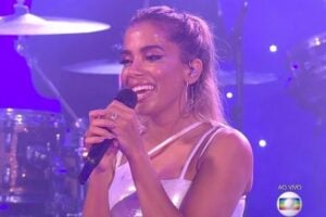 Porduto deve custar até R$ 100. Anitta anuncia perfume para região íntima; tatuagem da cantora deve ser a logomarca