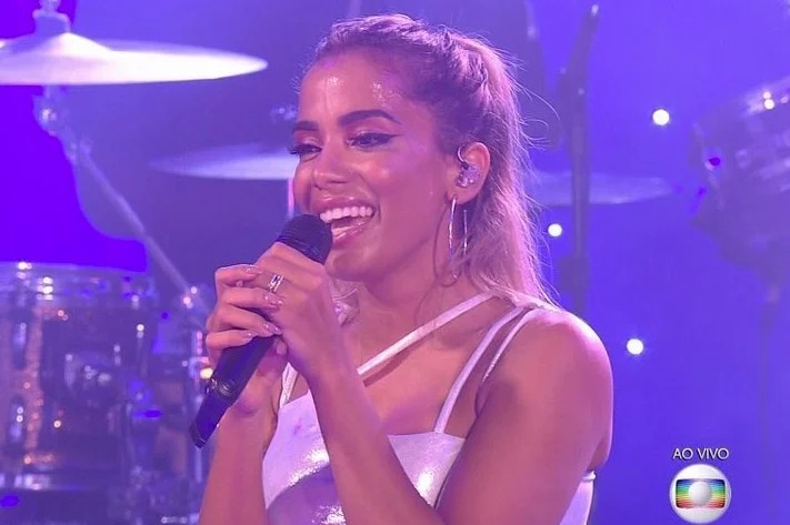 Porduto deve custar até R$ 100. Anitta anuncia perfume para região íntima; tatuagem da cantora deve ser a logomarca