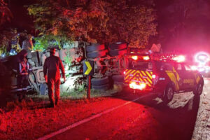Caminhoneiro fica preso entre ferragens após carretar tombar na GO-139 em Corumbaíba
