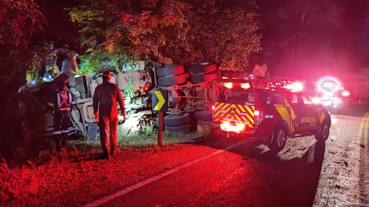 Caminhoneiro fica preso entre ferragens após carretar tombar na GO-139 em Corumbaíba