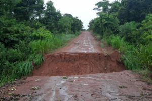 Cratera se abre na GO-151 e rodovia é interditada entre Mutunópolis e Bonópolis de Goiás