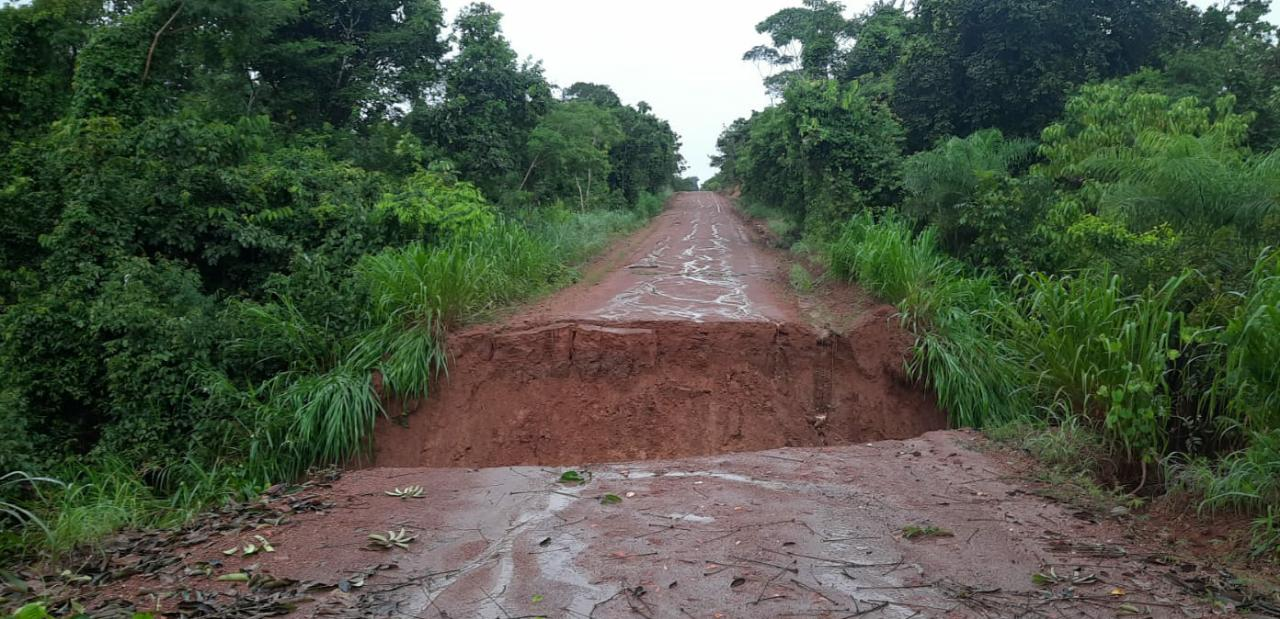 Cratera se abre na GO-151 e rodovia é interditada entre Mutunópolis e Bonópolis de Goiás