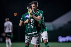 Shaylon abraçando Jefferson no Goiás