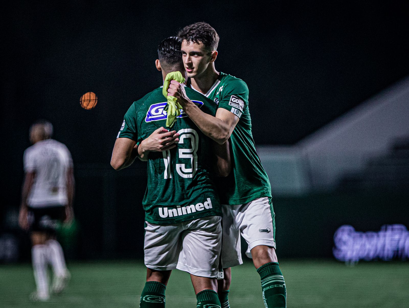 Shaylon abraçando Jefferson no Goiás