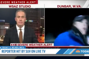 Repórter é atropelada por carro ao vivo, se levanta e termina reportagem