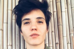 Ex-namorada de Camila Pitanga é detida por fazer topless - Veja: