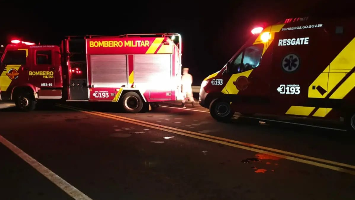 O sobrivente relatou aos militares que o motorista perdeu o controle da direção e, com isso, o carro capotou até cair dentro do rio