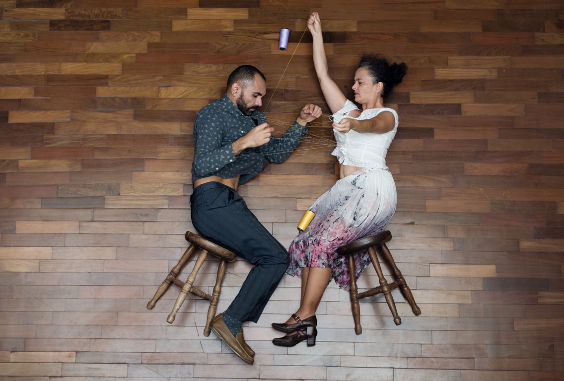 Giselle Rodrigues e Édi Oliveira, criadores e intérpretes do espetáculo Fio a Fio