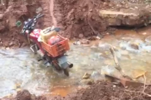 Moto fica atolada em estrada provisória próxima a GO-230, em Faina