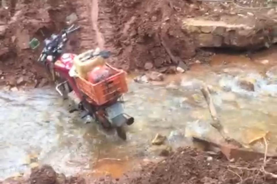 Moto fica atolada em estrada provisória próxima a GO-230, em Faina