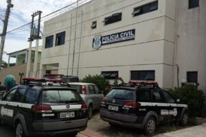 Jovem acorda com corte na barriga em praia e polícia investiga caso