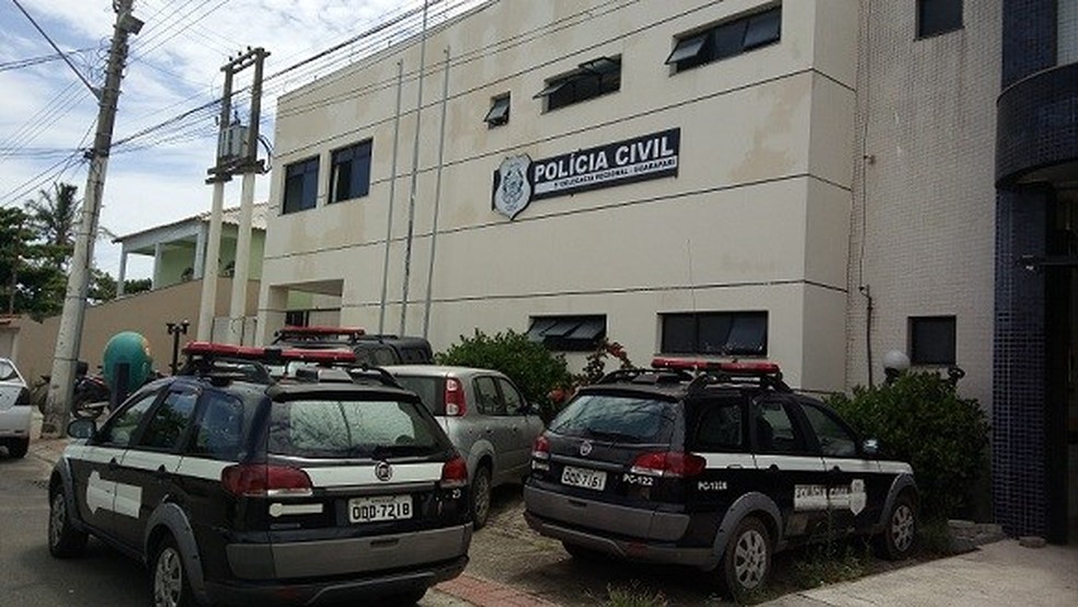 Jovem acorda com corte na barriga em praia e polícia investiga caso