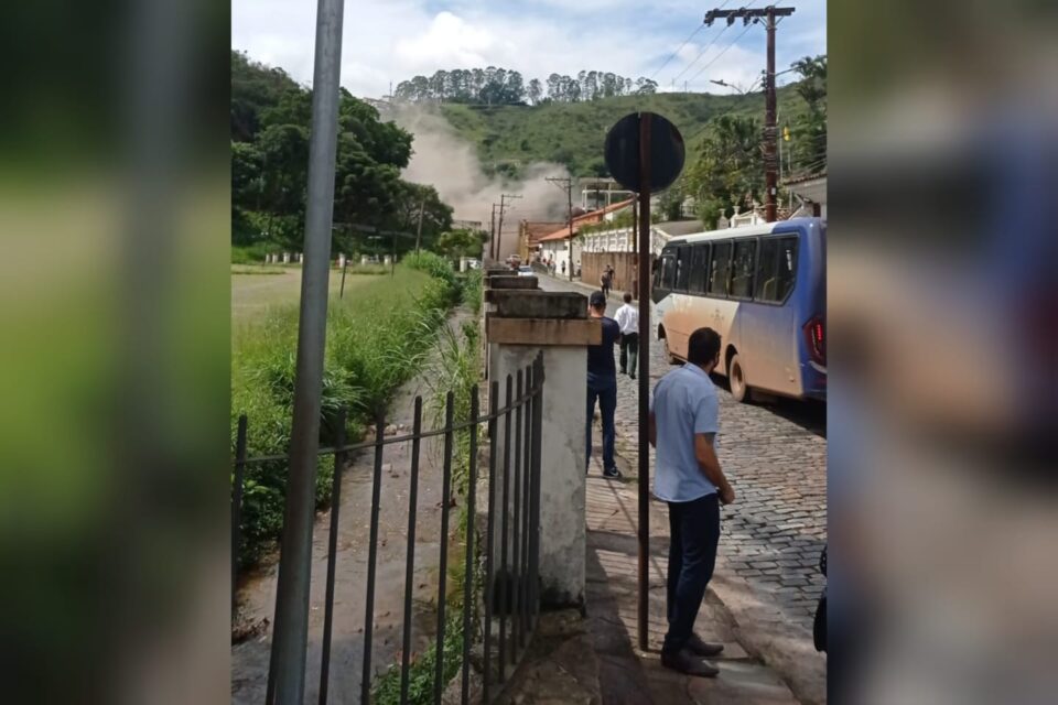 Deslizamento de terra destrói casarões em Ouro Preto (MG) – vídeo