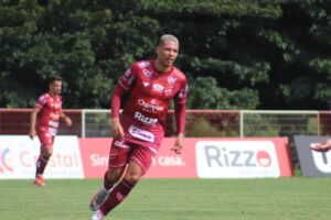 Clayton em treino pelo Vila Nova