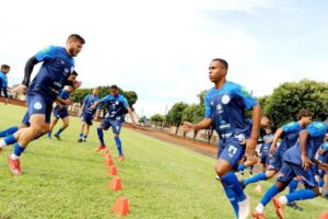 Elenco do Goiatuba treinando