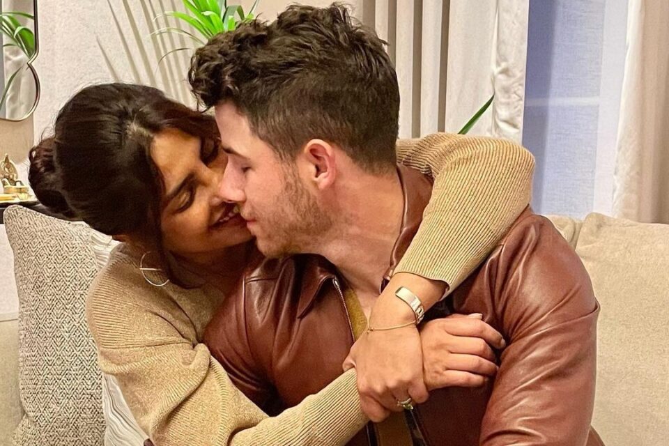 Por meio de barriga de aluguel, nasce 1º filho de Nick Jonas e Priyanka Chopra