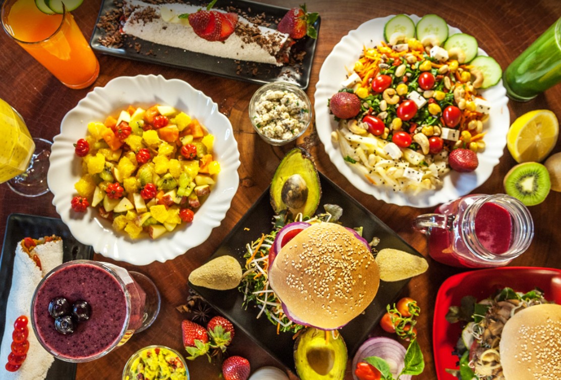 O cardápio da casa é inteiramente vegano, com refeições completas e hambúrgueres para todos os gostos