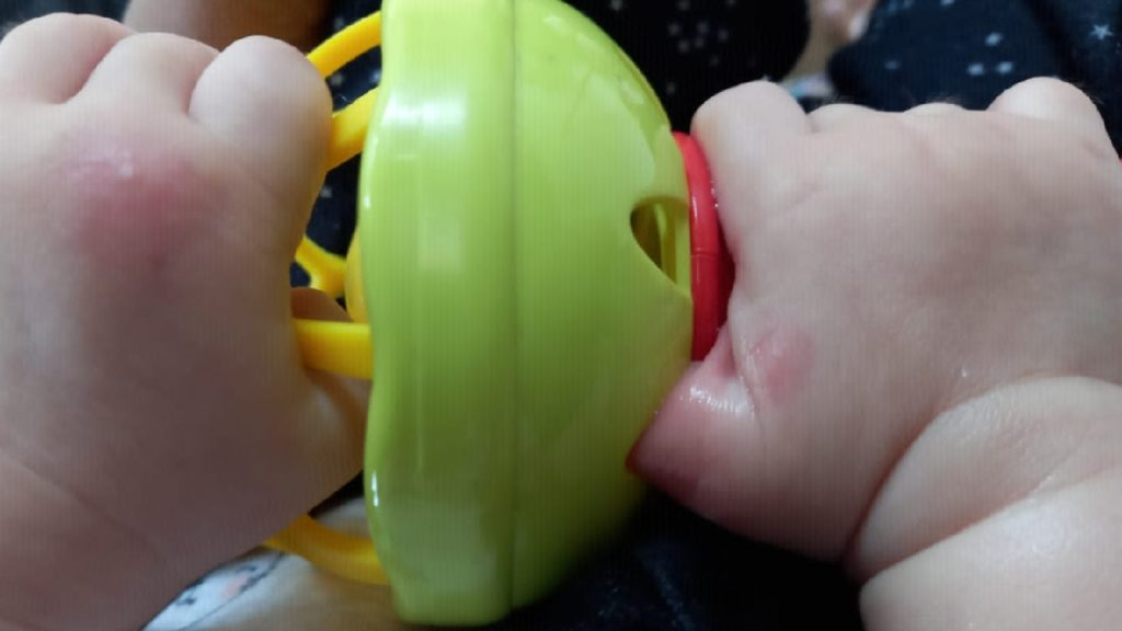 Bebê de 5 meses prende dedo em brinquedo e bombeiros têm de cortar o objeto em Catalão