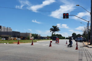Mulher fica gravemente ferida após ser atropelada por atravessar em sinal fechado em Goiânia