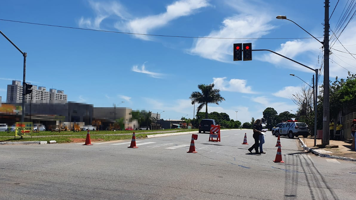 Mulher fica gravemente ferida após ser atropelada por atravessar em sinal fechado em Goiânia