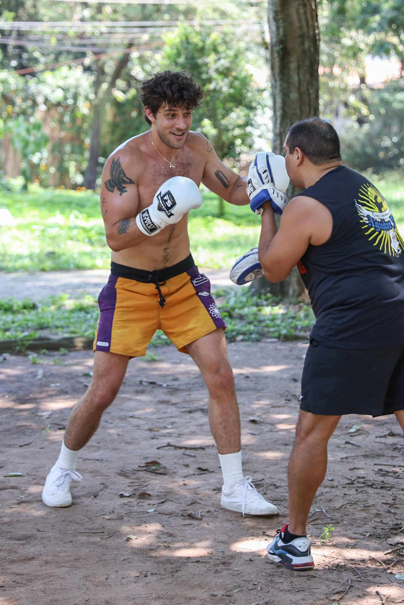 Chay Suede é fotografado enquanto treina boxe em praça de São Paulo; confira