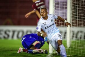Léo Pereira comemora gol pelo Grêmio