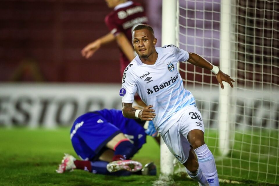 Léo Pereira comemora gol pelo Grêmio