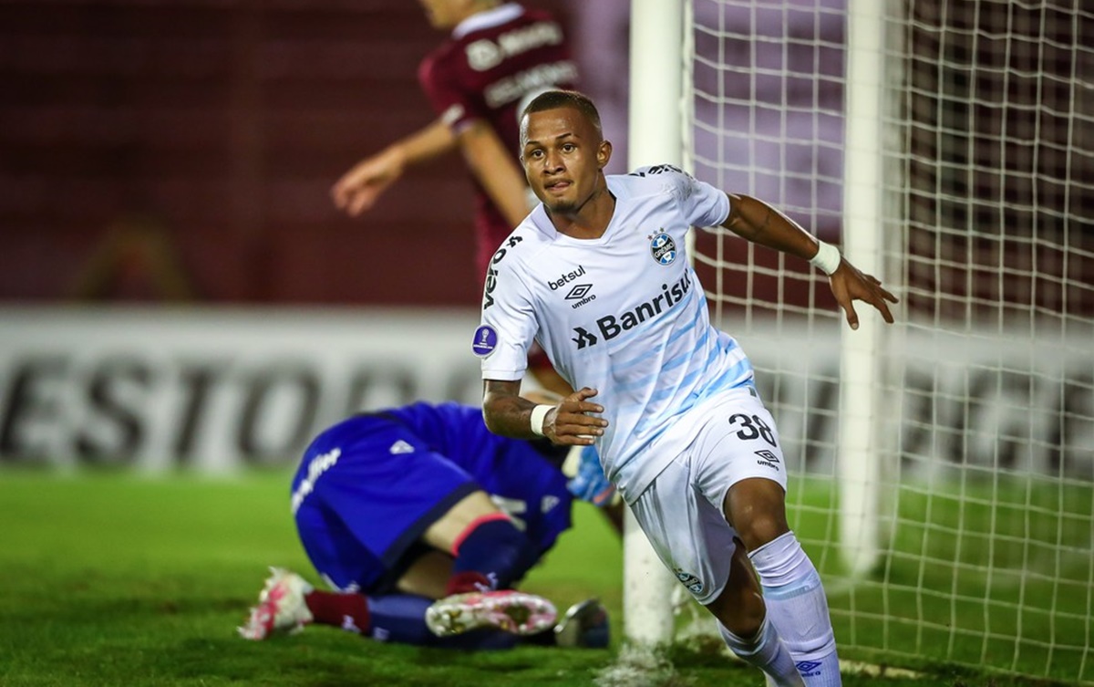 Léo Pereira comemora gol pelo Grêmio