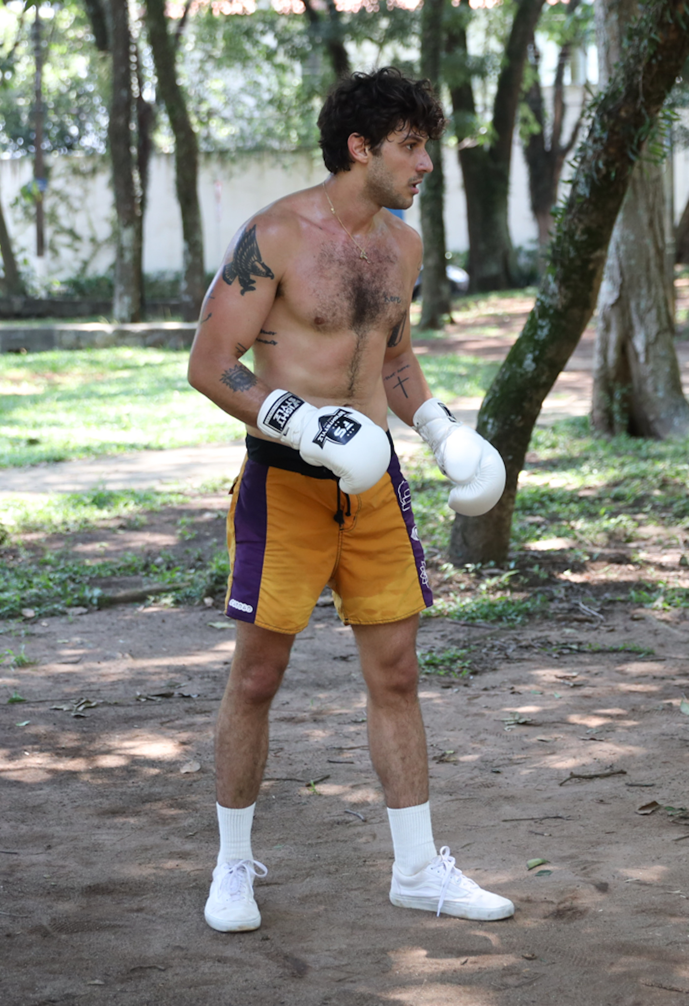 Chay Suede é fotografado enquanto treina boxe em praça de São Paulo; confira