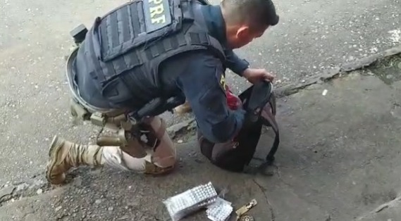 PRF prende duas pessoas que transportavam cerca de 14 mil comprimidos de rebite na BR-153